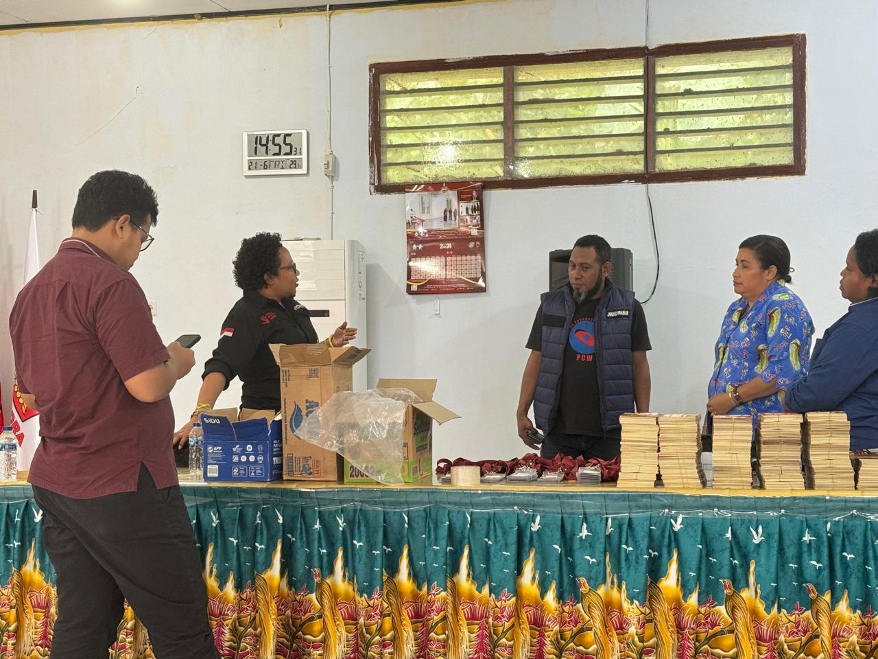 Jelang Tahapan Verifikasi Faktual, Anggota Bawaslu Provinsi Papua Sidak KPU Kabupaten Supiori